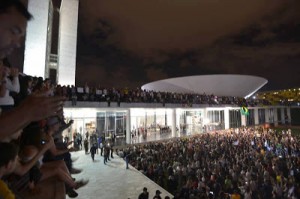 Povo ocupa o Palácio do Planalto em manifestação no dia 17/06 (Foto: Bol)